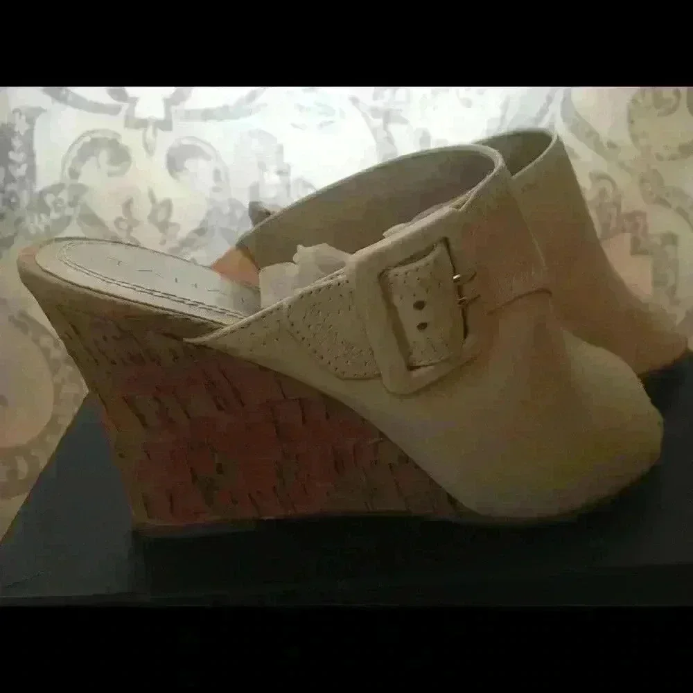 Tahari Ivory Leather Cork Wedge Open Toe sandals Sz 8